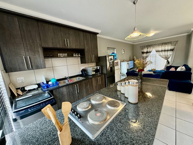 2 Bedroom Townhouse with plenty of space! - Photo 3