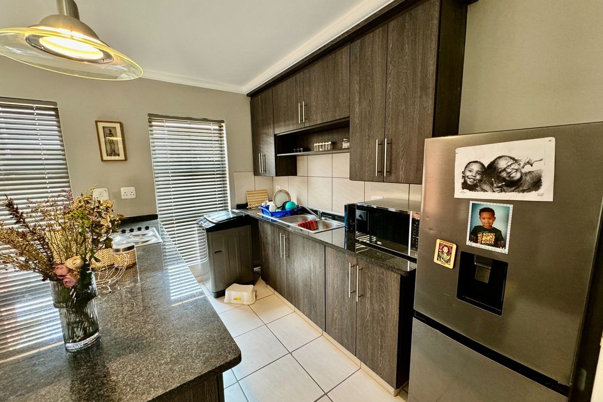 2 Bedroom Townhouse with plenty of space! - Photo 4