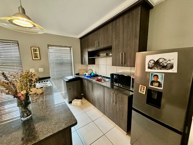 2 Bedroom Townhouse with plenty of space! - Photo 4