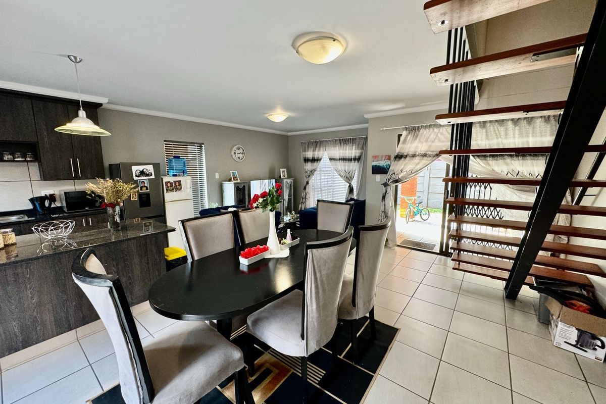 2 Bedroom Townhouse with plenty of space! - Photo 5