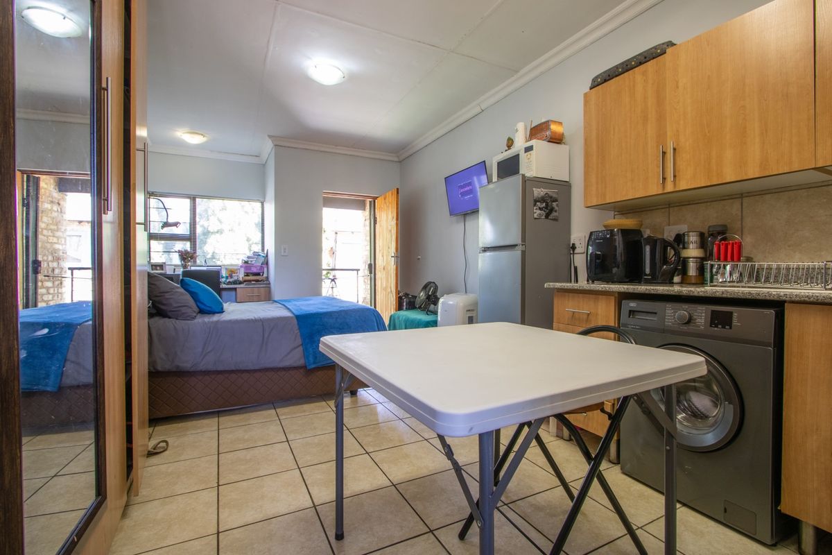 Stylish Bachelor’s Apartment in Secure Complex – Steps from NWU! - Photo 4