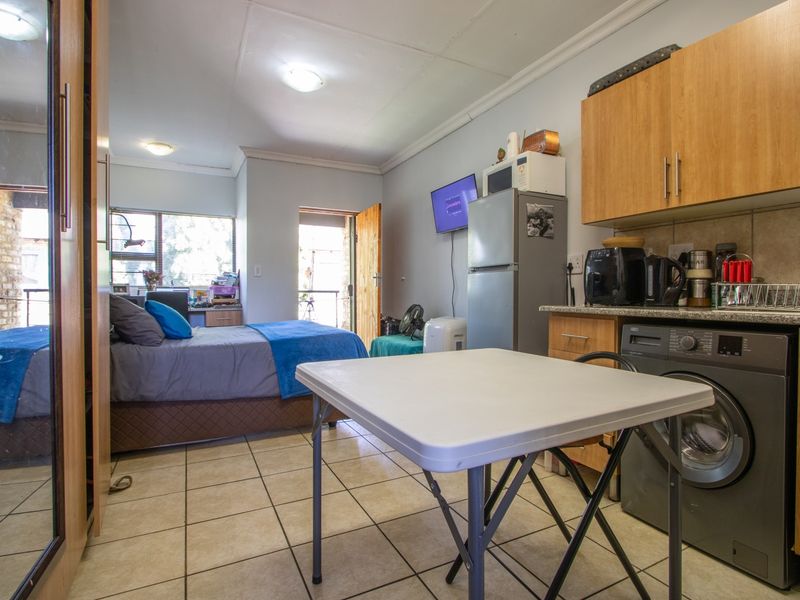 Stylish Bachelor’s Apartment in Secure Complex – Steps from NWU! - Photo 4