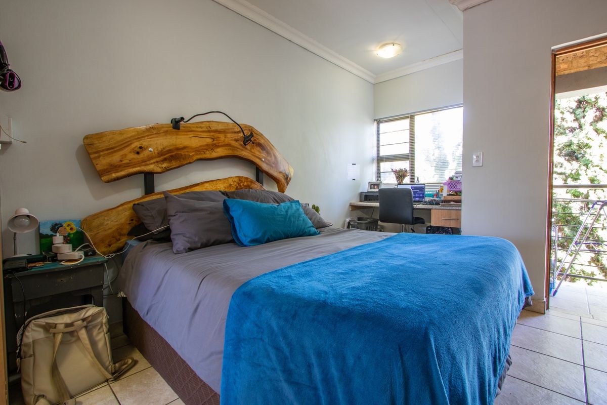 Stylish Bachelor’s Apartment in Secure Complex – Steps from NWU! - Photo 5