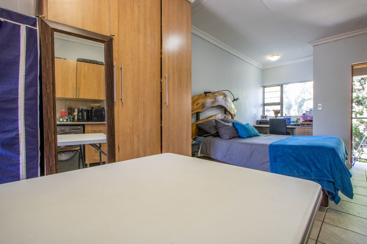 Stylish Bachelor’s Apartment in Secure Complex – Steps from NWU! - Photo 3