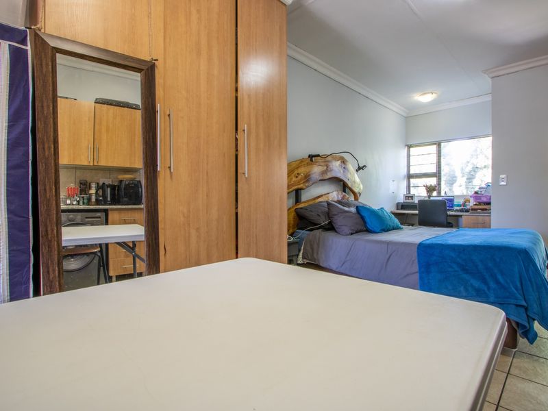 Stylish Bachelor’s Apartment in Secure Complex – Steps from NWU! - Photo 3