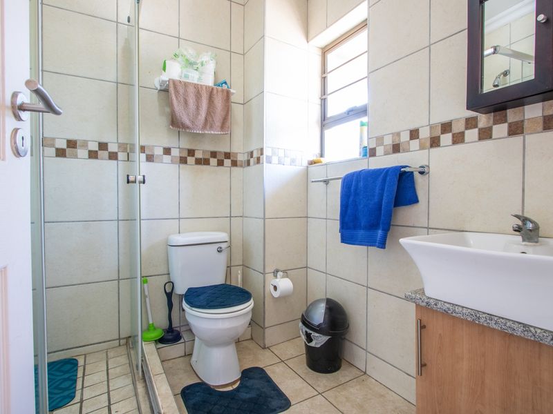 Stylish Bachelor’s Apartment in Secure Complex – Steps from NWU! - Photo 6