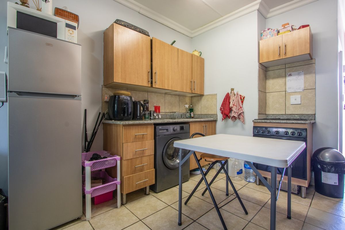 Stylish Bachelor’s Apartment in Secure Complex – Steps from NWU! - Photo 2