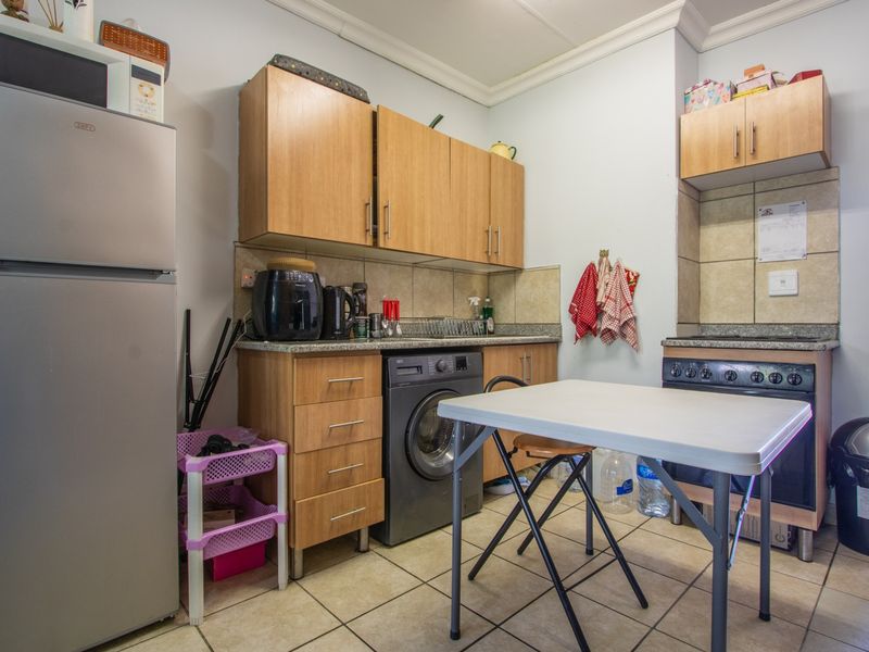 Stylish Bachelor’s Apartment in Secure Complex – Steps from NWU! - Photo 2