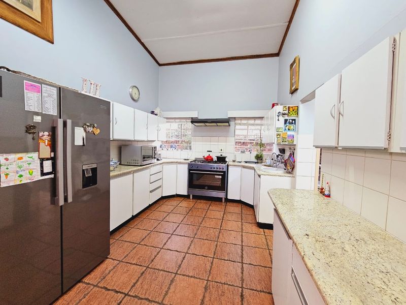 Beautiful Family Home! - Photo 9