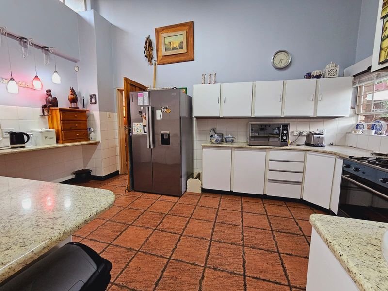 Beautiful Family Home! - Photo 8