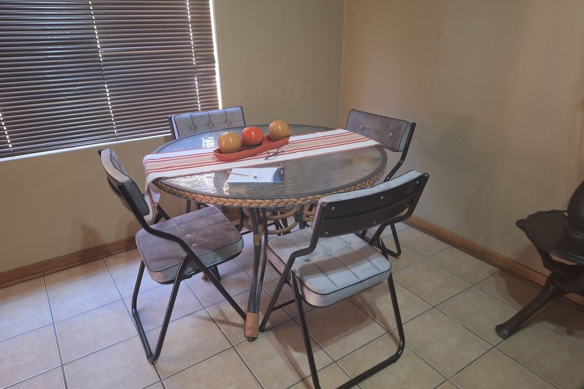 2 bedroom apartment at a very popular complex!!! - Photo 2