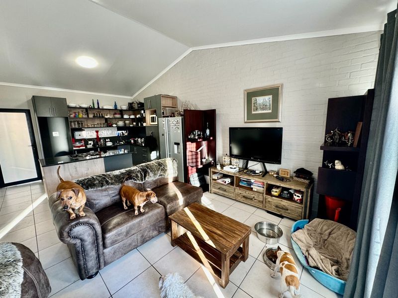 2 Bedroom Townhouse in the best side of town. - Photo 7