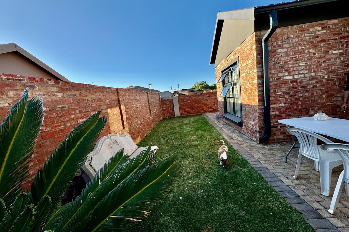 2 Bedroom Townhouse in the best side of town. - Photo 2