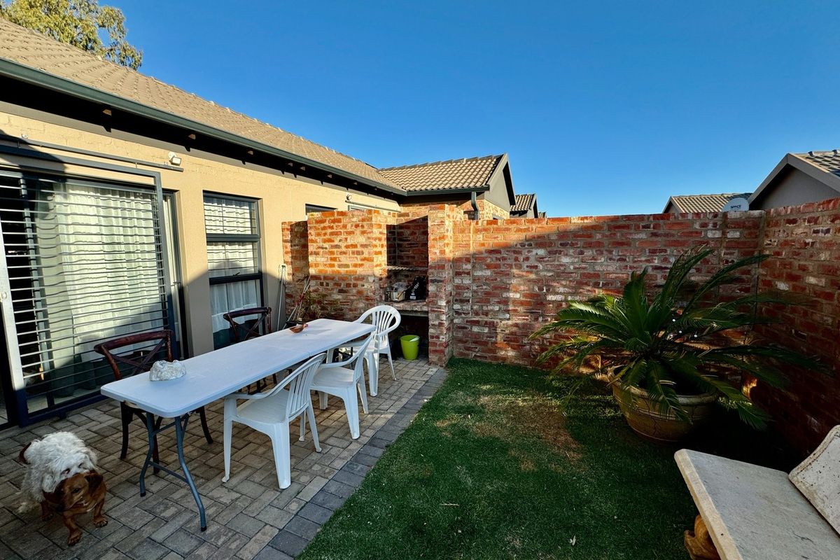 2 Bedroom Townhouse in the best side of town. - Photo 3