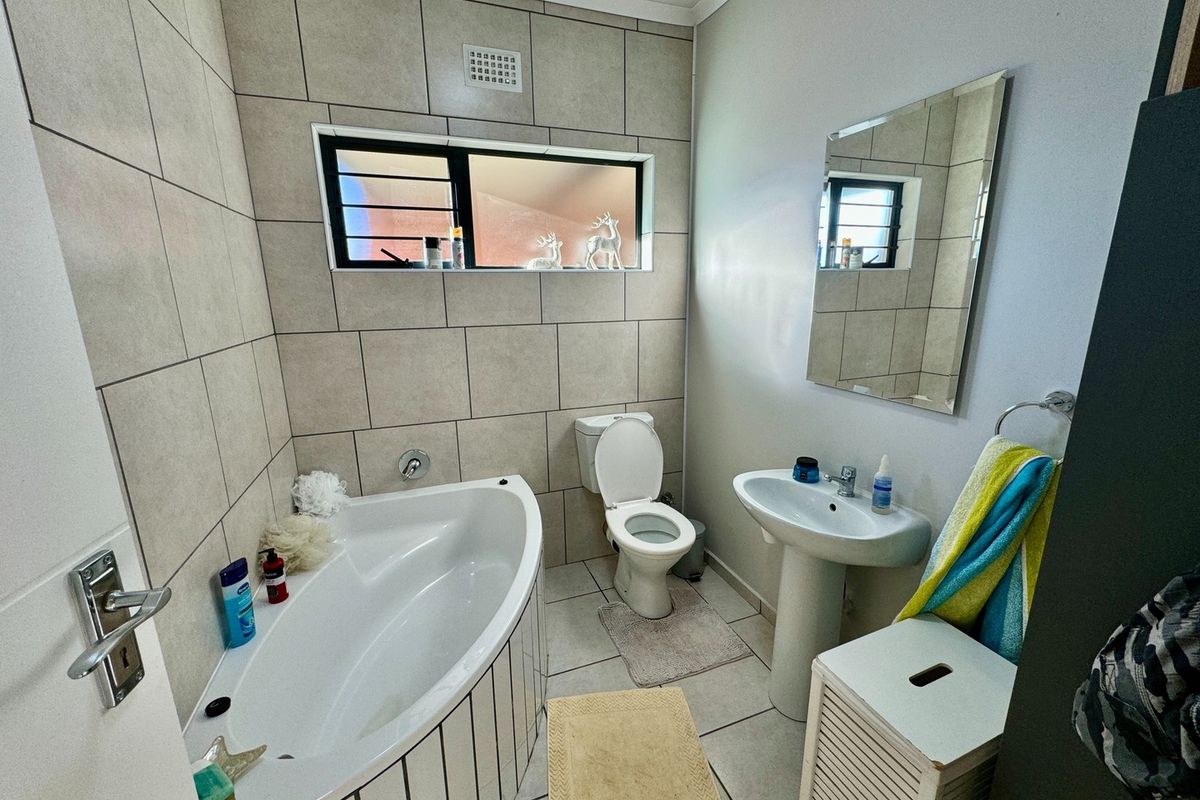 2 Bedroom Townhouse in the best side of town. - Photo 5