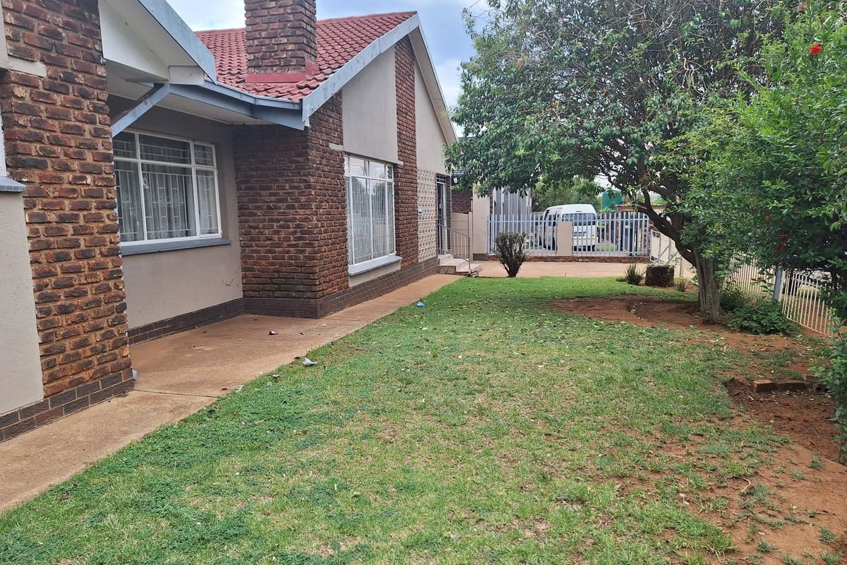 Family Home On a Corner Stand!!!!! - Photo 2