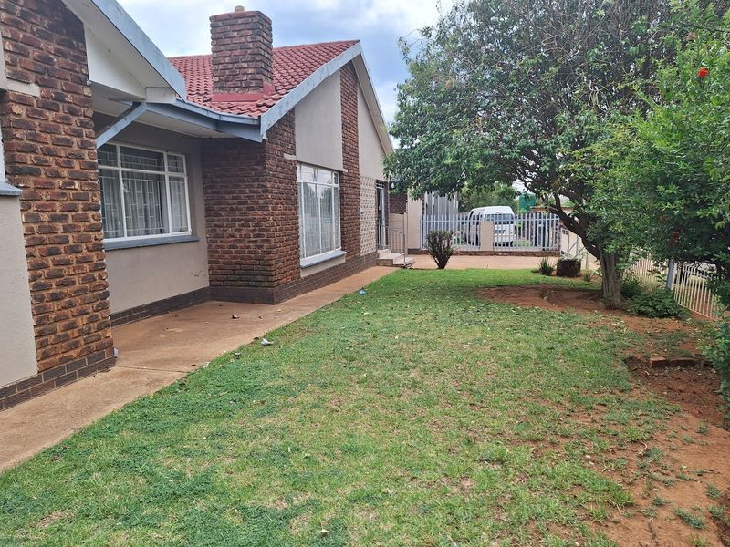 Family Home On a Corner Stand!!!!! - Photo 2