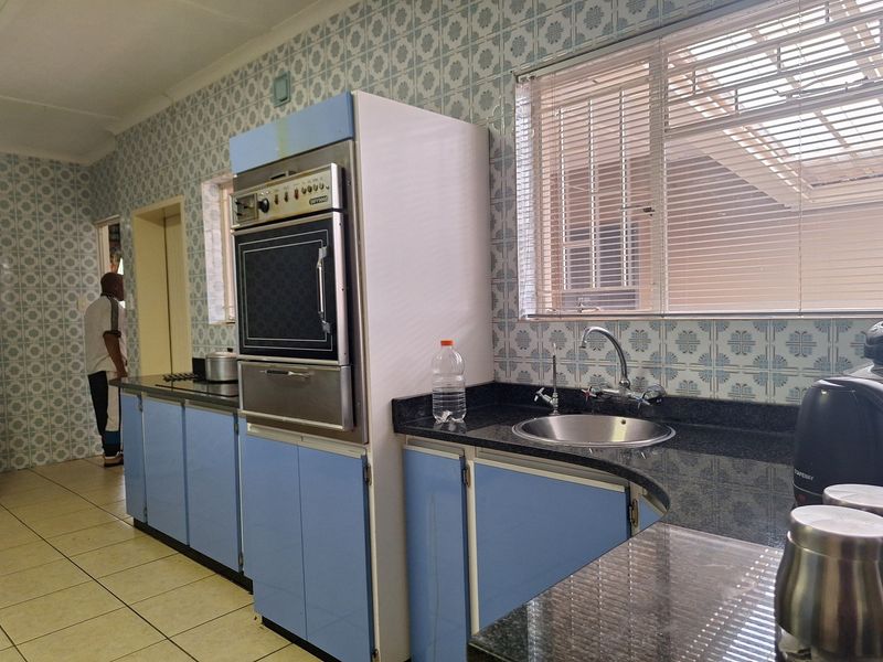 Family Home On a Corner Stand!!!!! - Photo 10