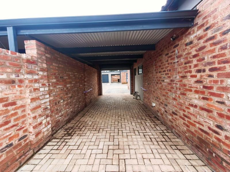 Charming Townhouse with Modern Amenities in a Vibrant Estate - Photo 10