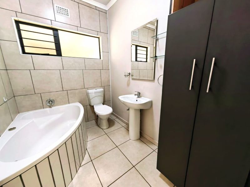 Charming Townhouse with Modern Amenities in a Vibrant Estate - Photo 9