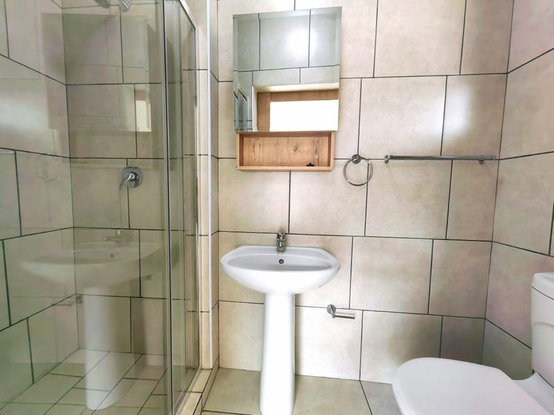 Charming Townhouse with Modern Amenities in a Vibrant Estate - Photo 7