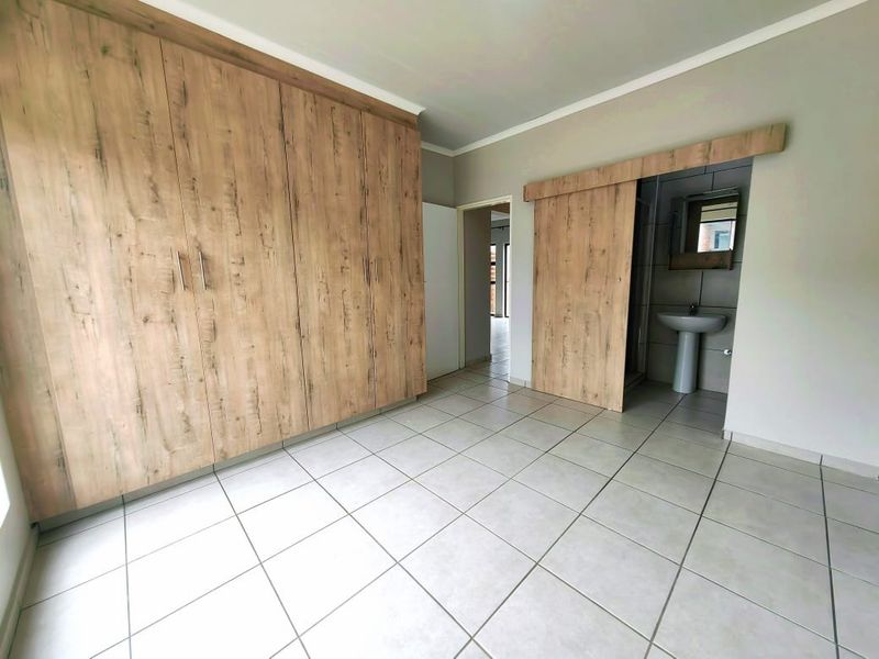 Charming Townhouse with Modern Amenities in a Vibrant Estate - Photo 6