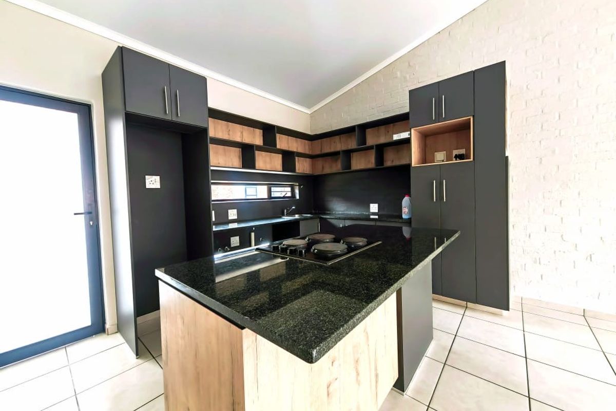 Charming Townhouse with Modern Amenities in a Vibrant Estate - Photo 2