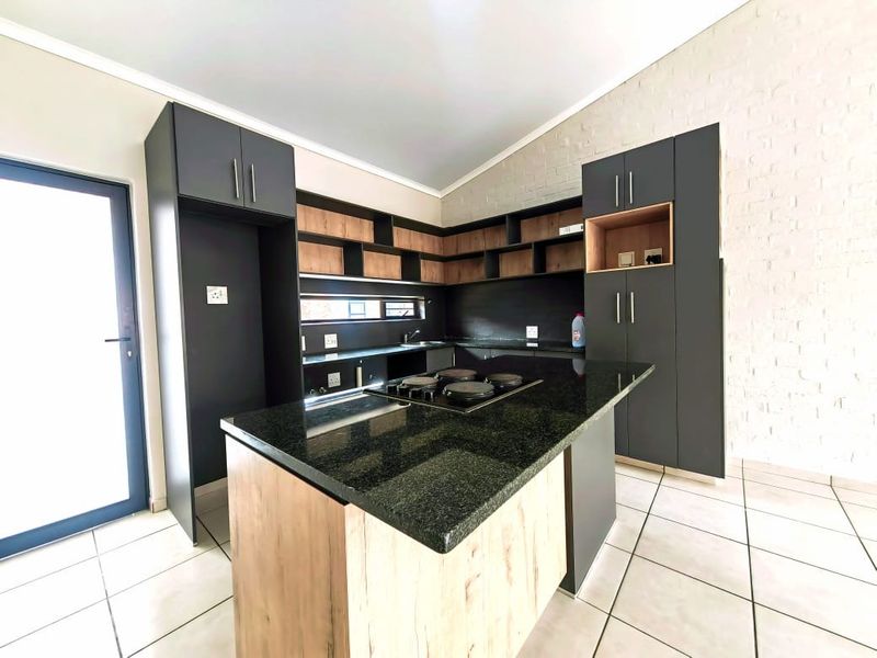 Charming Townhouse with Modern Amenities in a Vibrant Estate - Photo 2