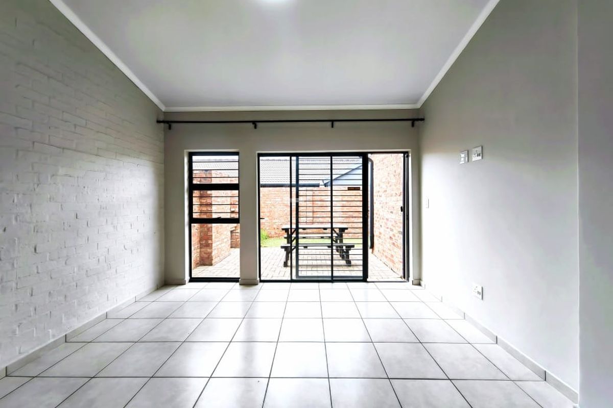 Charming Townhouse with Modern Amenities in a Vibrant Estate - Photo 5