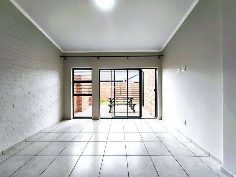 Charming Townhouse with Modern Amenities in a Vibrant Estate - Photo 5