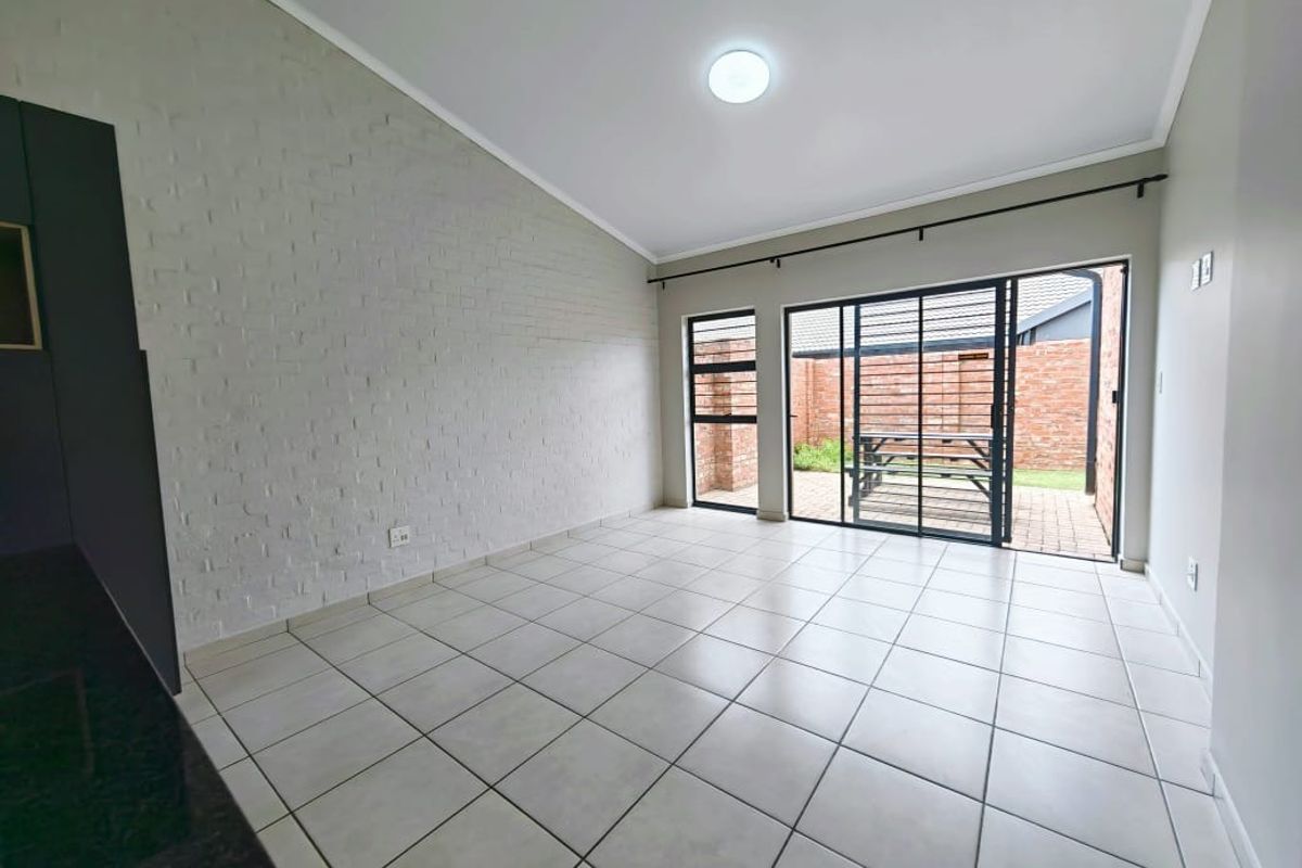 Charming Townhouse with Modern Amenities in a Vibrant Estate - Photo 4