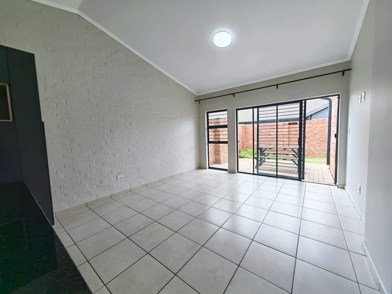 Charming Townhouse with Modern Amenities in a Vibrant Estate - Photo 4