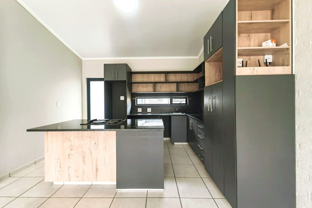 Charming Townhouse with Modern Amenities in a Vibrant Estate - Photo 3