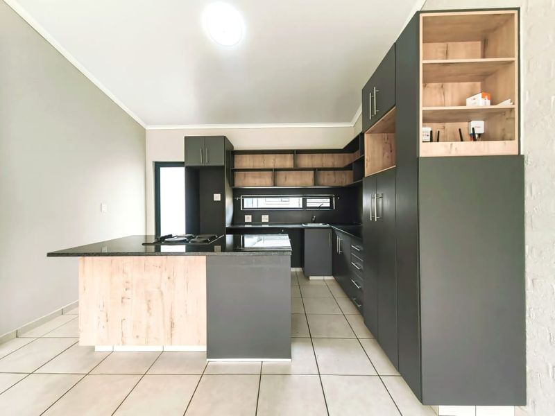 Charming Townhouse with Modern Amenities in a Vibrant Estate - Photo 3