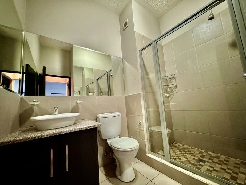 PRIME LOCATION - 2 Bedroom Apartment on the Bult. - Photo 8