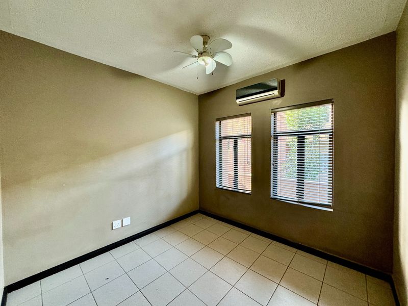 PRIME LOCATION - 2 Bedroom Apartment on the Bult. - Photo 9