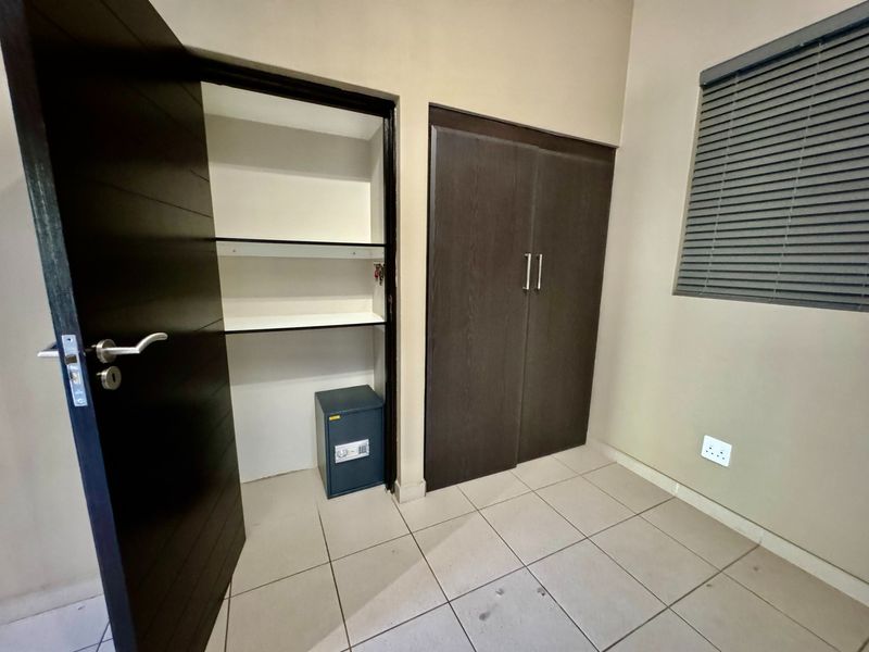 PRIME LOCATION - 2 Bedroom Apartment on the Bult. - Photo 7