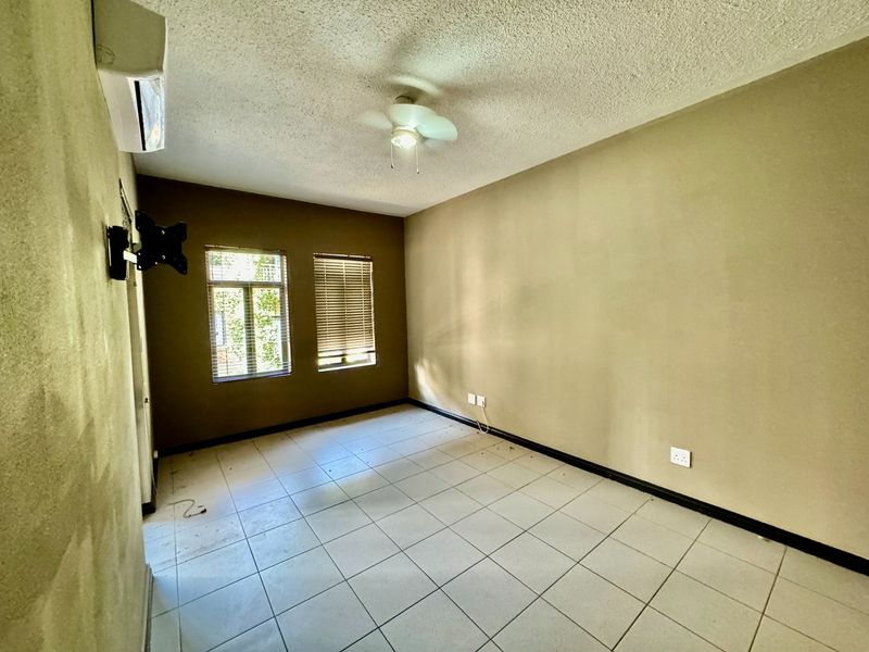 PRIME LOCATION - 2 Bedroom Apartment on the Bult. - Photo 6