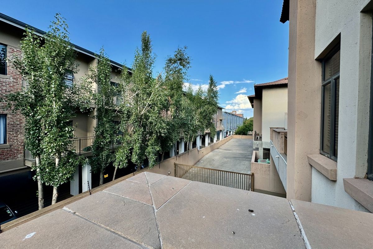 PRIME LOCATION - 2 Bedroom Apartment on the Bult. - Photo 2