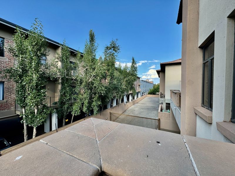 PRIME LOCATION - 2 Bedroom Apartment on the Bult. - Photo 2