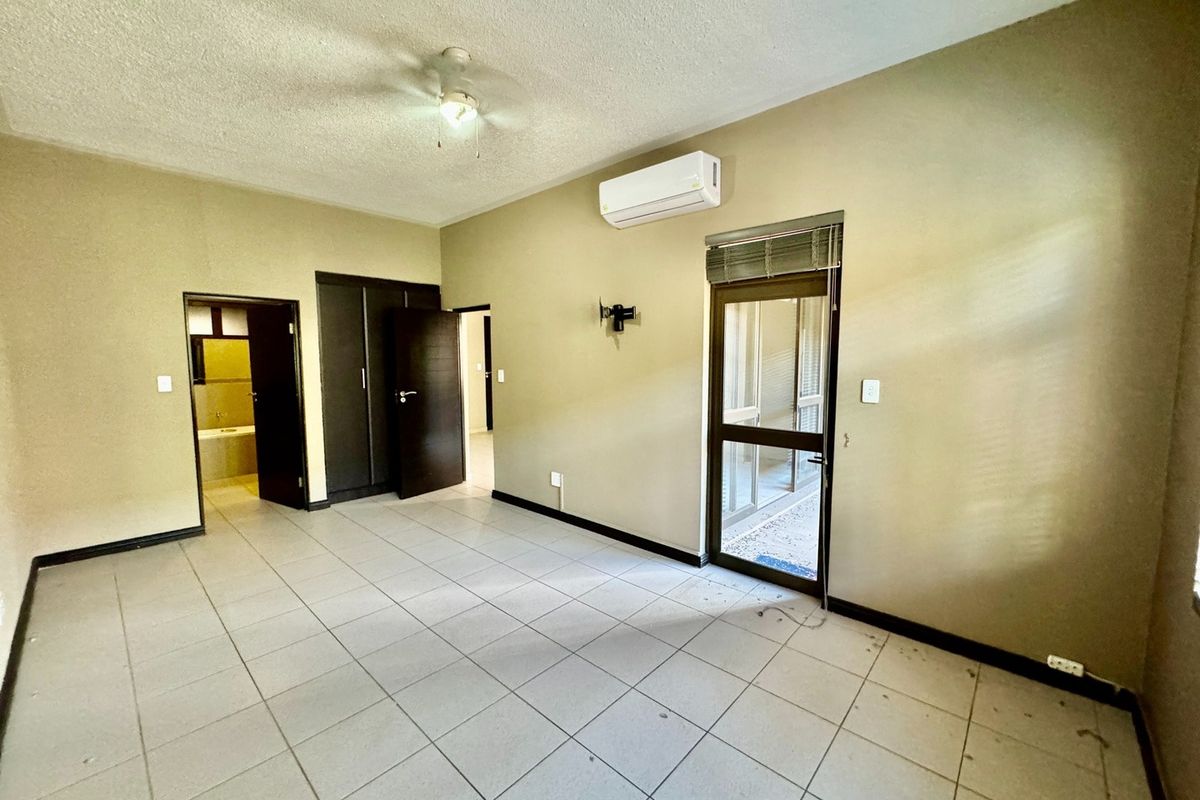 PRIME LOCATION - 2 Bedroom Apartment on the Bult. - Photo 5