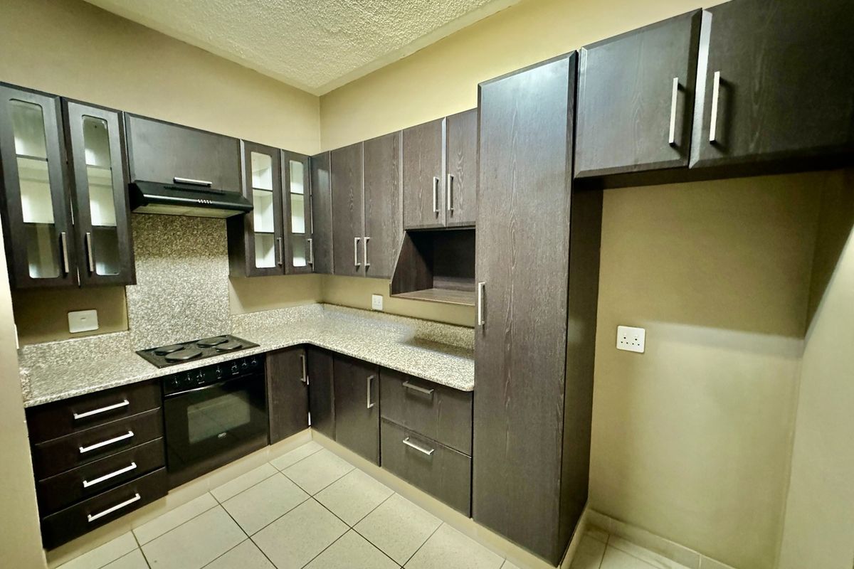 PRIME LOCATION - 2 Bedroom Apartment on the Bult. - Photo 3