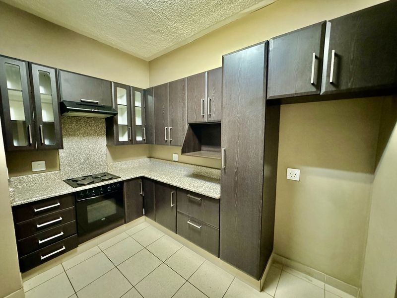 PRIME LOCATION - 2 Bedroom Apartment on the Bult. - Photo 3