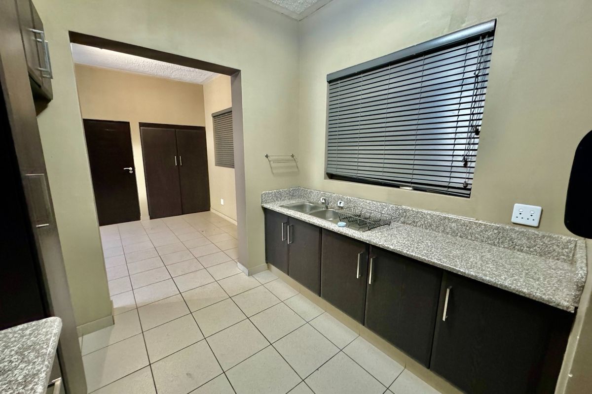 PRIME LOCATION - 2 Bedroom Apartment on the Bult. - Photo 4