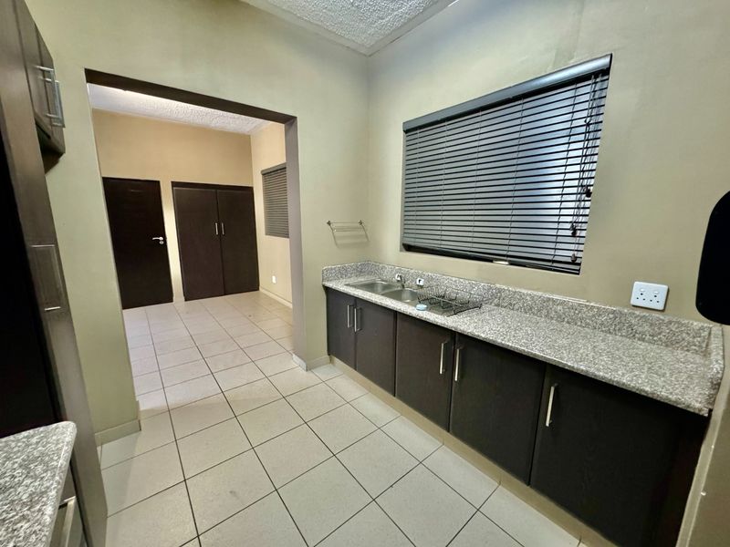 PRIME LOCATION - 2 Bedroom Apartment on the Bult. - Photo 4