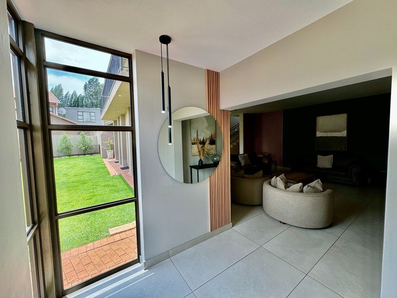 Exclusive Mandate - 5 Bedroom Masterpiece - Photo 3