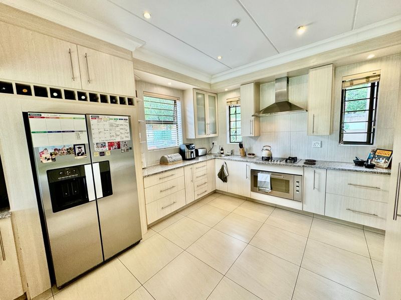 Exclusive Mandate - 5 Bedroom Masterpiece - Photo 10