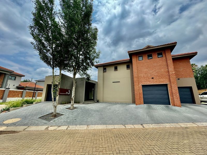 Exclusive Mandate - 5 Bedroom Masterpiece - Photo 2