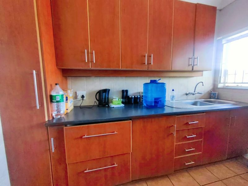 Spacious Apartment in Baillie Park! - Photo 8