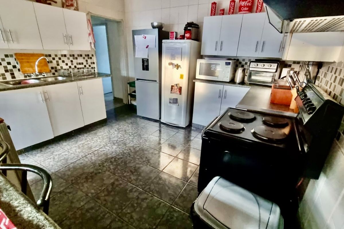 Fantastic 4-Bedroom Family Home – Priced to Sell! - Photo 3